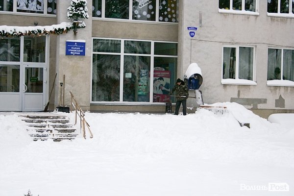 Лучани вигрібаються з-під снігу. ФОТО