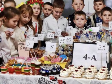 У школах міської громади з Волині наярмаркували понад 700 тисяч гривень на ЗСУ. ФОТО