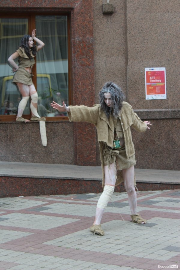 Експериментальний білоруський театр епатував луцьку публіку. ФОТО. ВІДЕО