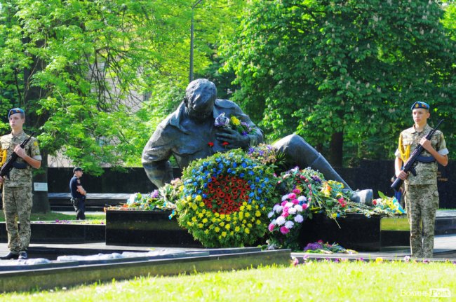 З маками і трояндами: у Луцьку відзначили річницю перемоги над нацизмом. ФОТО