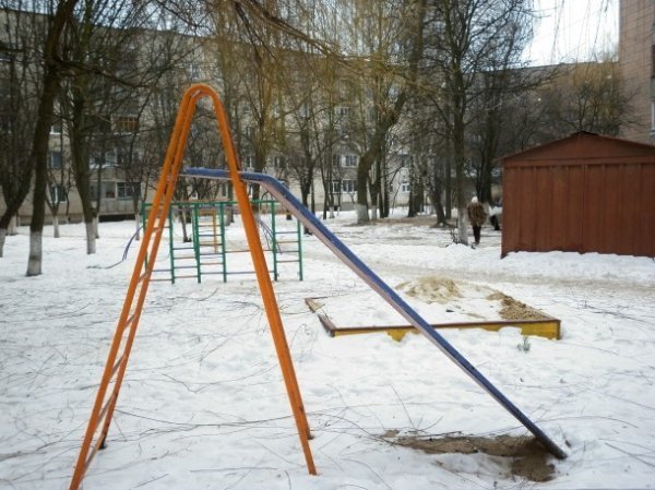 Занедбаний дитячий майданчик у Луцьку. ФОТО