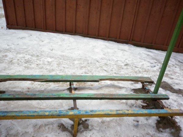 Занедбаний дитячий майданчик у Луцьку. ФОТО