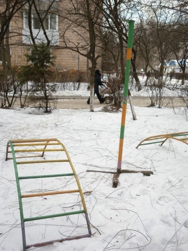 Занедбаний дитячий майданчик у Луцьку. ФОТО