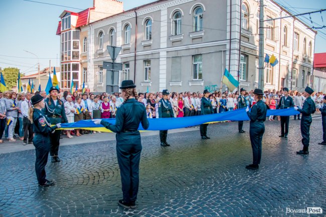 Над Луцьком урочисто підняли синьо-жовтий прапор. ФОТО