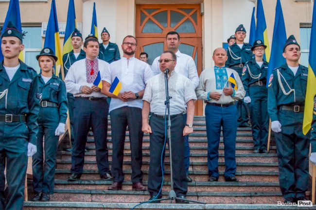 Над Луцьком урочисто підняли синьо-жовтий прапор. ФОТО
