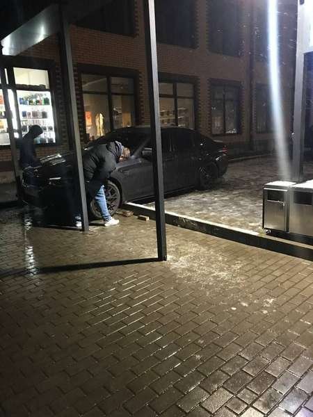 У Луцьку авто в'їхало  у зупинку навпроти «Гостинця»