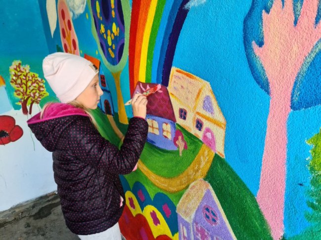 У селі на Волині дітлахи розмалювали зупинку. ФОТО