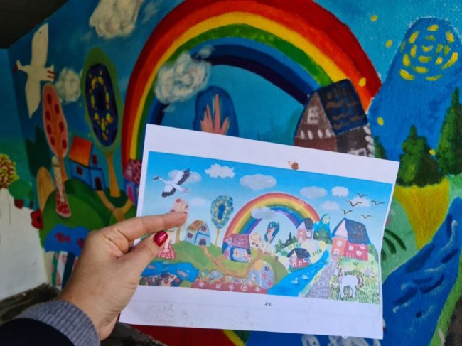 У селі на Волині дітлахи розмалювали зупинку. ФОТО