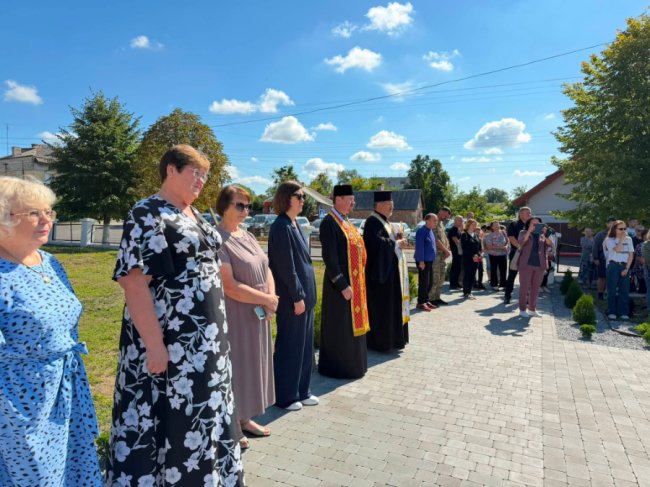 У гімназії на Волині відкрили пам'ятний знак 18 загиблим випускникам. ФОТО