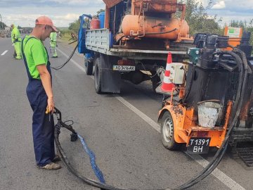 На дорогах Волині «заклеюють» тріщини, щоб уникнути руйнувань. ФОТО