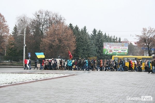 Студенти СНУ мітингували під головним корпусом. ФОТО