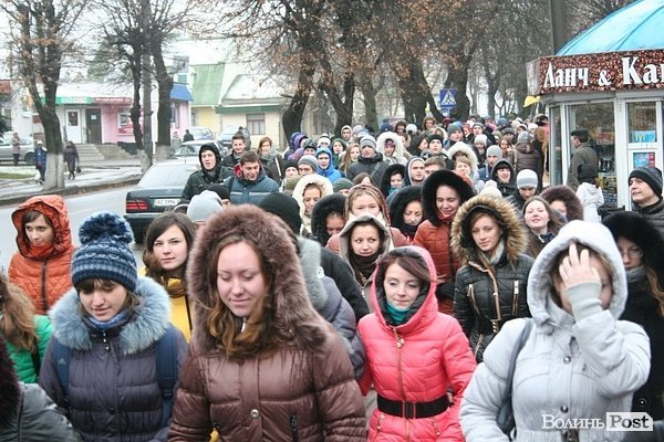 Студенти СНУ мітингували під головним корпусом. ФОТО