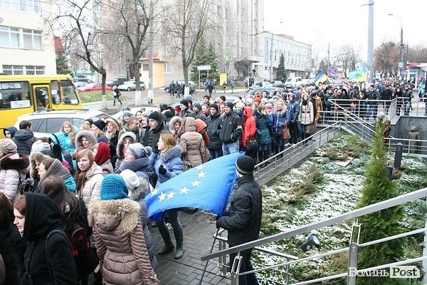 Студенти СНУ мітингували під головним корпусом. ФОТО