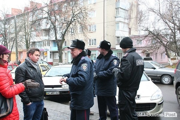 Студенти СНУ мітингували під головним корпусом. ФОТО