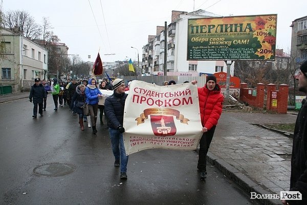 Студенти СНУ мітингували під головним корпусом. ФОТО