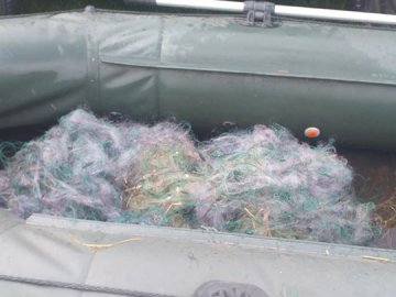 На волинському озері вилучили майже кілометр браконьєрської сітки. ФОТО