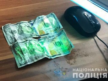 Прикордонник ледь не з’їв $200 хабара під час затримання. ФОТО
