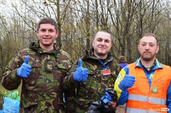 У Луцьку прибирали парк в 40-му кварталі. ФОТО