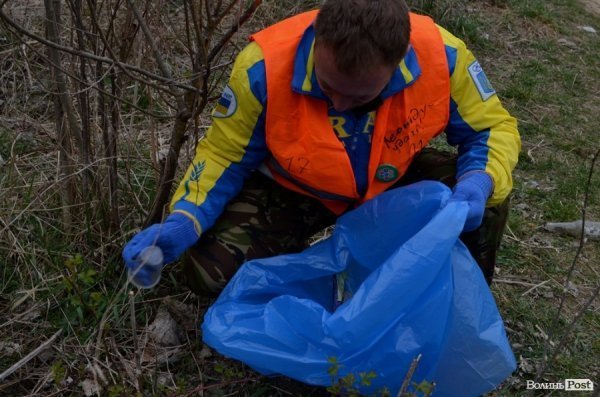 У Луцьку прибирали парк в 40-му кварталі. ФОТО
