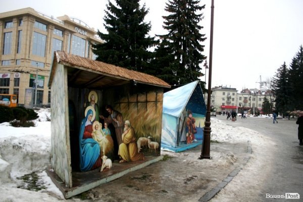 Шопка і персонажі різдвяного Вертепу у центрі Луцька