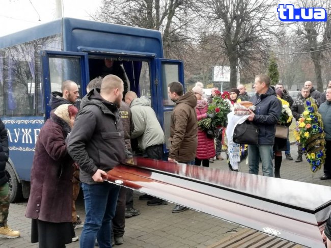 У Луцьку провели в останню путь атовця Сергія Денисюка. ФОТО