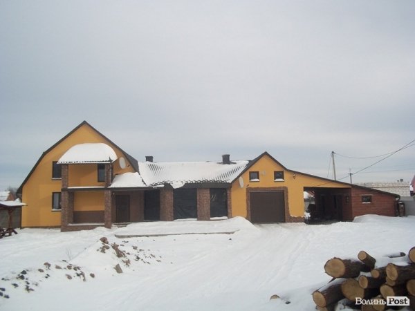 Автомайдан в районах Волині: «криваві» листівки на брамах особняків і сварка з жінкою нардепа. ФОТО. ВІДЕО