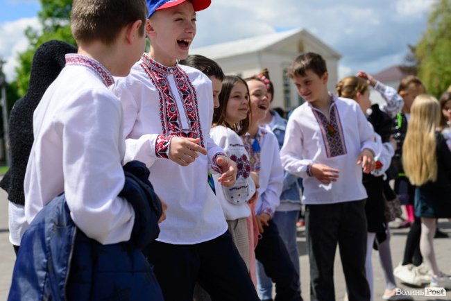 Безліч кольорів, орнаментів і візерунків: лучани у вишиванках – у центрі міста. ФОТОРЕПОРТАЖ 