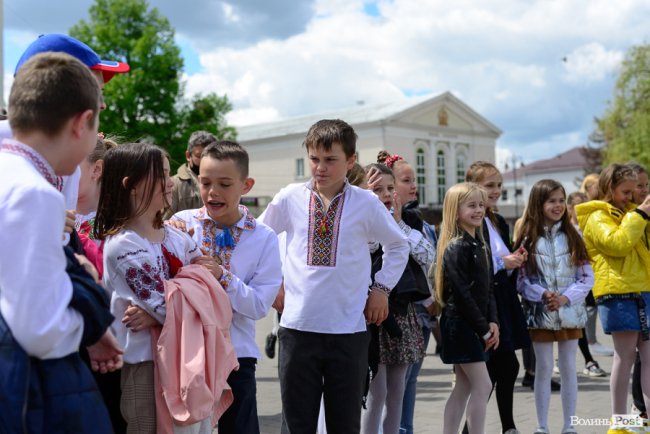 Безліч кольорів, орнаментів і візерунків: лучани у вишиванках – у центрі міста. ФОТОРЕПОРТАЖ 