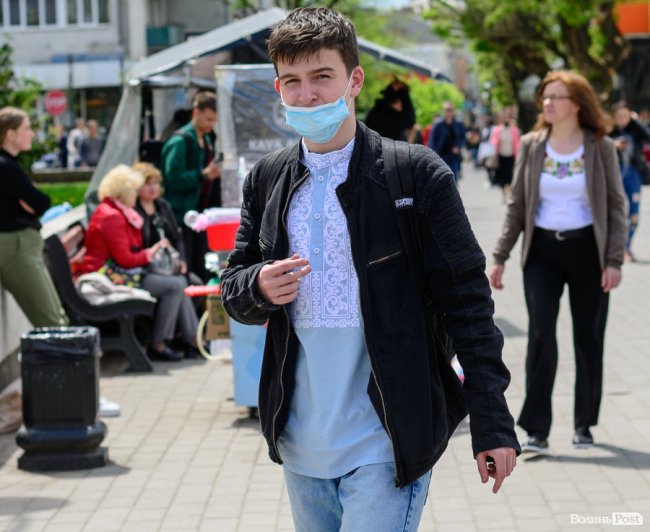 Безліч кольорів, орнаментів і візерунків: лучани у вишиванках – у центрі міста. ФОТОРЕПОРТАЖ 