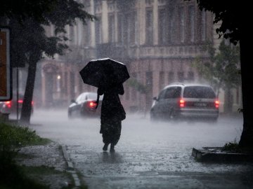 Штормове попередження: у неділю в більшості областей − сильні дощі та грози