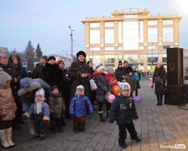 У Луцьку засвітили головні ялинки міста. ФОТО 