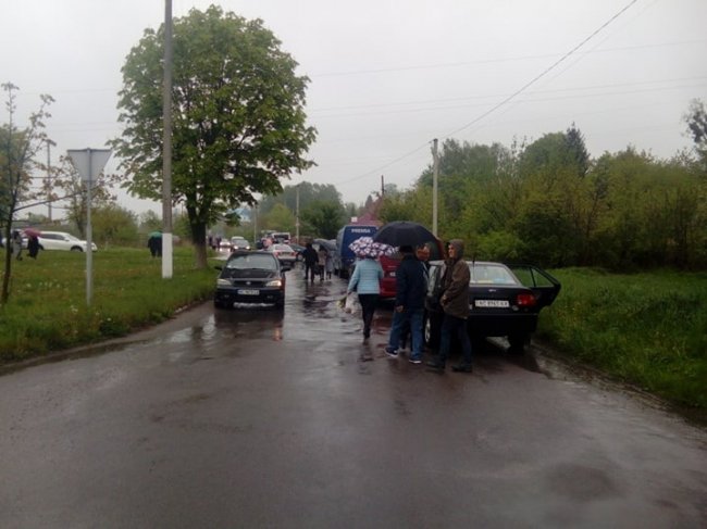 У місті на Волині поблизу цвинтаря застрягла «швидка»