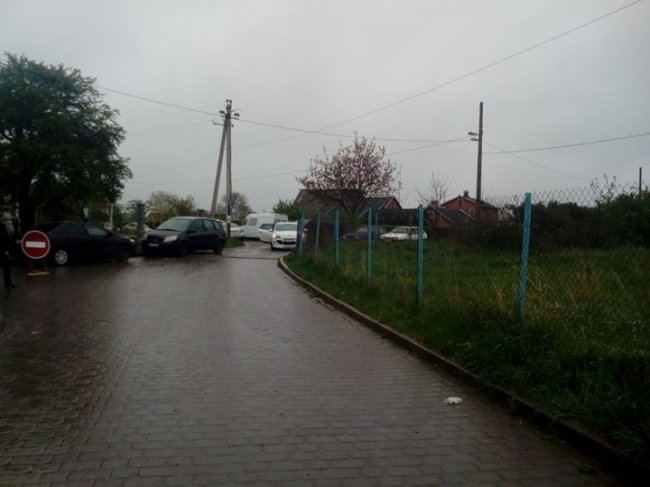 У місті на Волині поблизу цвинтаря застрягла «швидка»