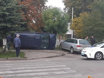 На Волині зіткнулися дві автівки: одна з них перекинулась