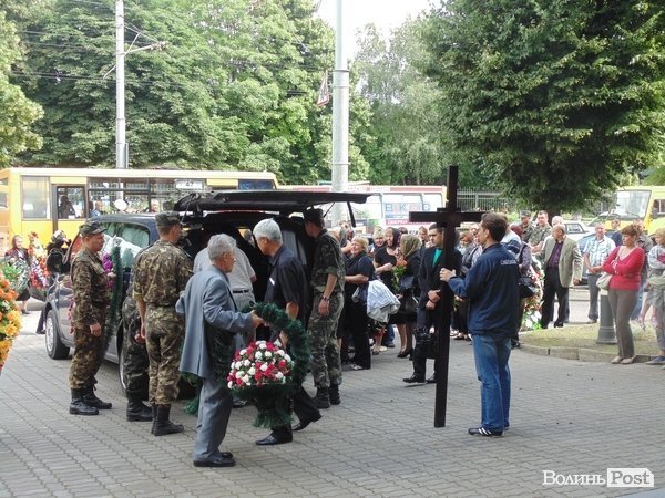 У Луцьку розпочалося прощання з бійцем «Айдару». ФОТО