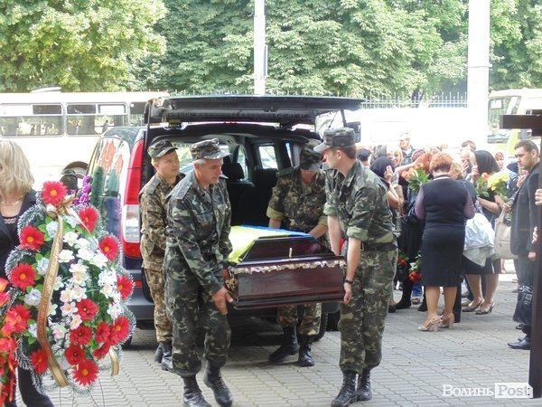 У Луцьку розпочалося прощання з бійцем «Айдару». ФОТО
