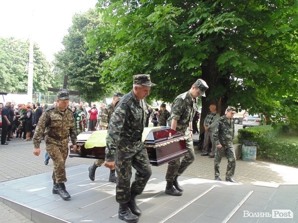 У Луцьку розпочалося прощання з бійцем «Айдару». ФОТО