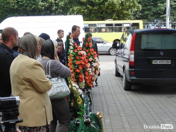У Луцьку розпочалося прощання з бійцем «Айдару». ФОТО