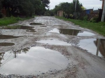 «Це жах, це не дорога!» - лучанин просить заасфальтувати вулицю