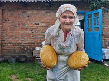 82-річна бабуся з Волині пече хліб на черені для військових. ВІДЕО
