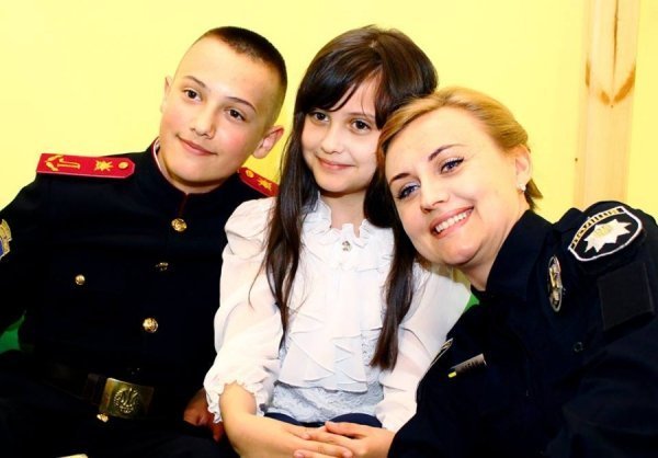 У Луцьку мами-поліцейські фотографувались зі своїми дітьми. ФОТО