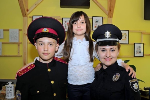 У Луцьку мами-поліцейські фотографувались зі своїми дітьми. ФОТО