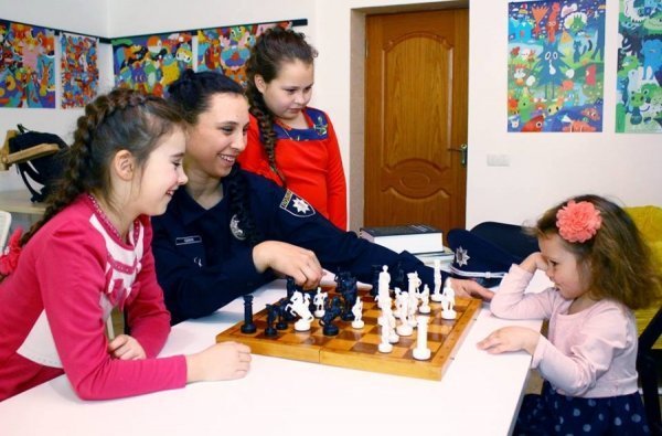 У Луцьку мами-поліцейські фотографувались зі своїми дітьми. ФОТО