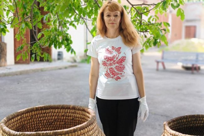 Народна майстриня з Волині із сім'єю заготовляє матеріали для соломоплетіння. ВІДЕО