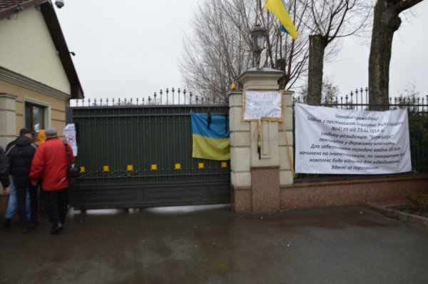 У Межигір’я вже водять платні екскурсії. ФОТО