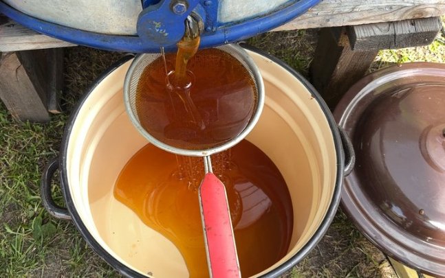 68-річний капелан з Волині возить на фронт мед із родинної пасіки