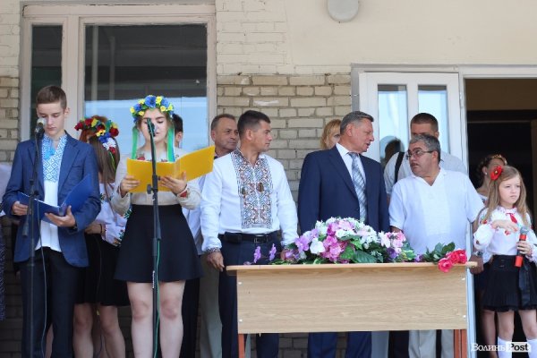 Перший дзвінок у луцькій школі пролунав із нотками суму. ФОТО