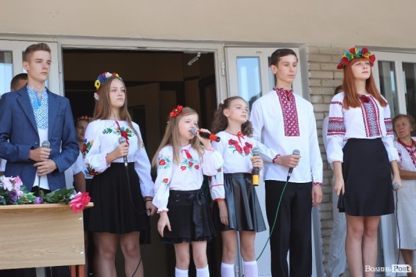 Перший дзвінок у луцькій школі пролунав із нотками суму. ФОТО