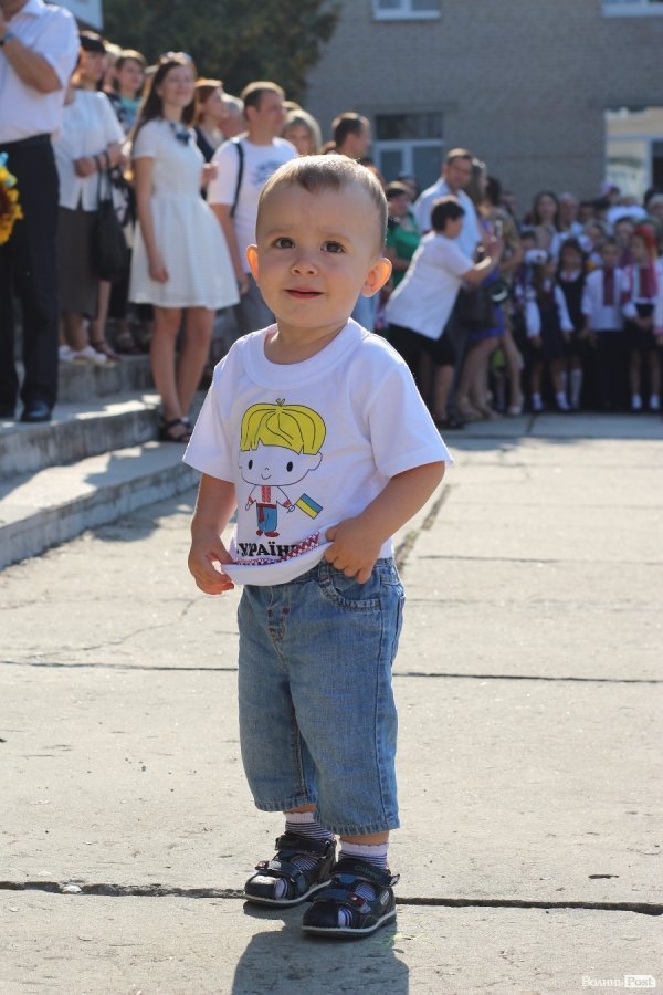 Перший дзвінок у луцькій школі пролунав із нотками суму. ФОТО