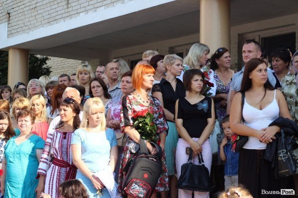 Перший дзвінок у луцькій школі пролунав із нотками суму. ФОТО